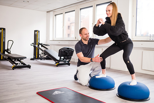 physiotherapeut trainiert frau