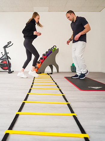 physiotherapeut trainiert frau