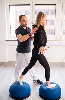 physiotherapeut trainiert eine frau