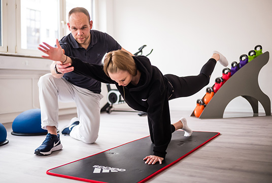 Krankengymnastik mit Physiotherapeut