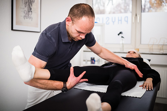 Krankengymnastik mit Physiotherapeut