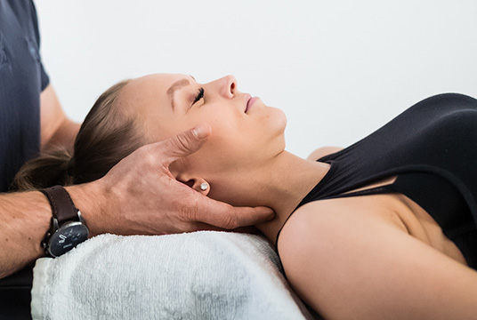 Hände halten Frauenkopf