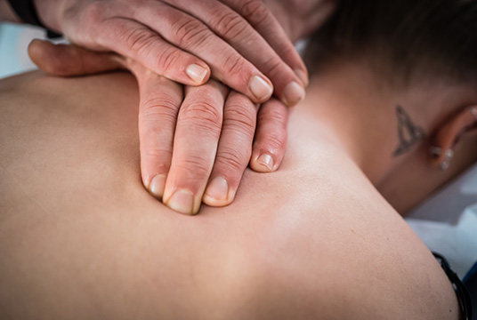 Hände auf einem Rücken