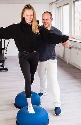 Physiotherapeut trainiert mit einer Patientin