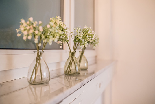 Blumen auf einer Fensterbank