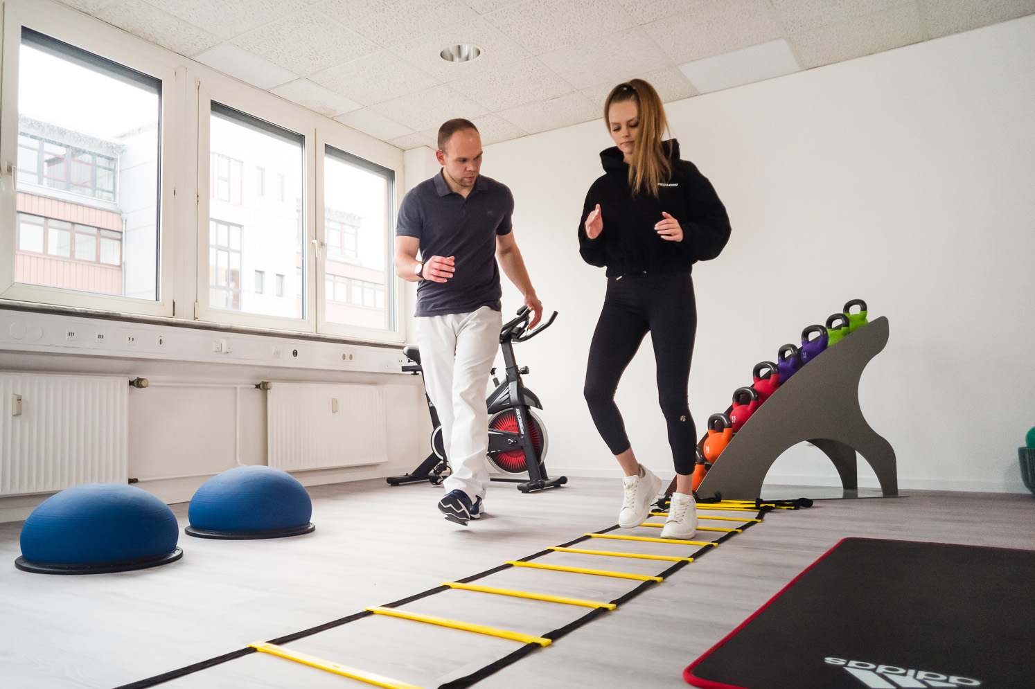 physiotherapeut trainiert frau